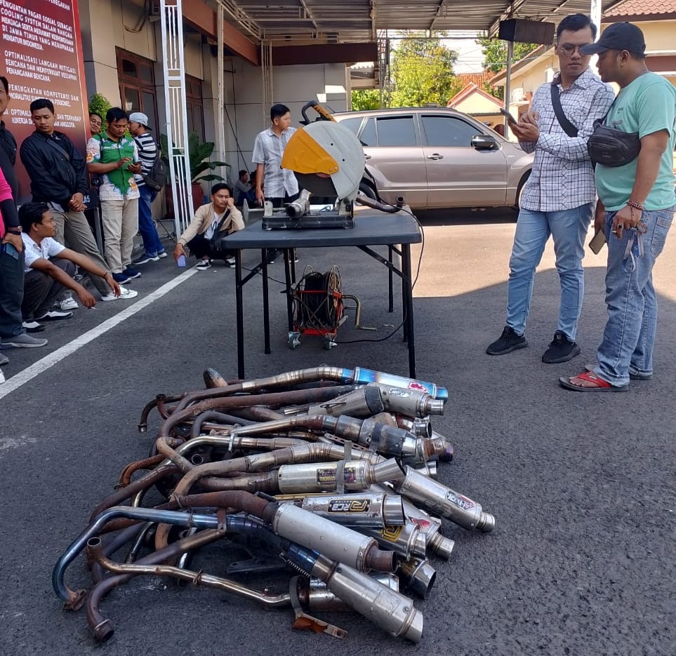 DIMUSNAHKAN: Barang bukti knalpot brong sebelum dimusnahkan oleh Polres Pamekasan, Jumat (29/12/2023). (UBAIDILLAHIR RA&rsquo;IE/JPRM)