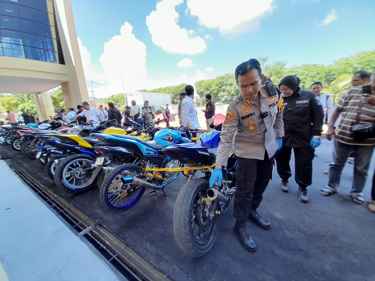 MELANGGAR: Mantan Kapolres Sumenep AKBP Edo Satya Kentriko menunjukkan kendaraan yang menggunakan knalpot brong saat menggelar konferensi pers, akhir Desember 2023. (MOH. BUSRI/JPRM)