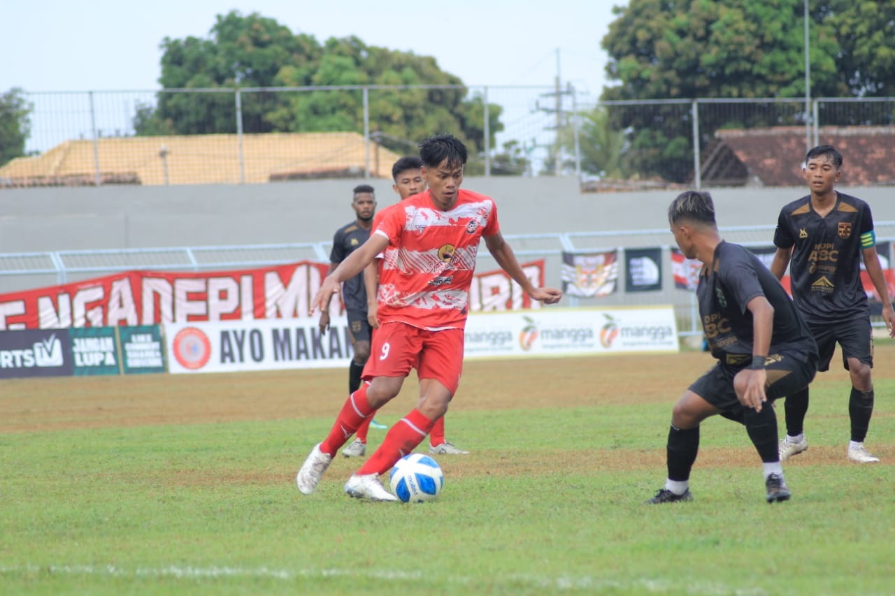 DITUTUP: Striker Persepam Pamekasan Ach. Mustaghfir (merah) mencoba melewati pemain Persewangi Banyuwangi pada babak 28 besar Liga 3 Indonesia Jawa Timur, Minggu (7/1). (SULAIMAN UNTUK JPRM)