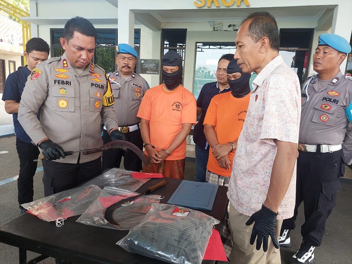 MINTA KETERANGAN: Kapolres Bangkalan AKBP Febri Isman Jaya berdialog dengan Hasan Busri dan Mohammad Wardi di halaman mapolres Minggu (14/1). (ZEINAL ABIDIN/JPRM)