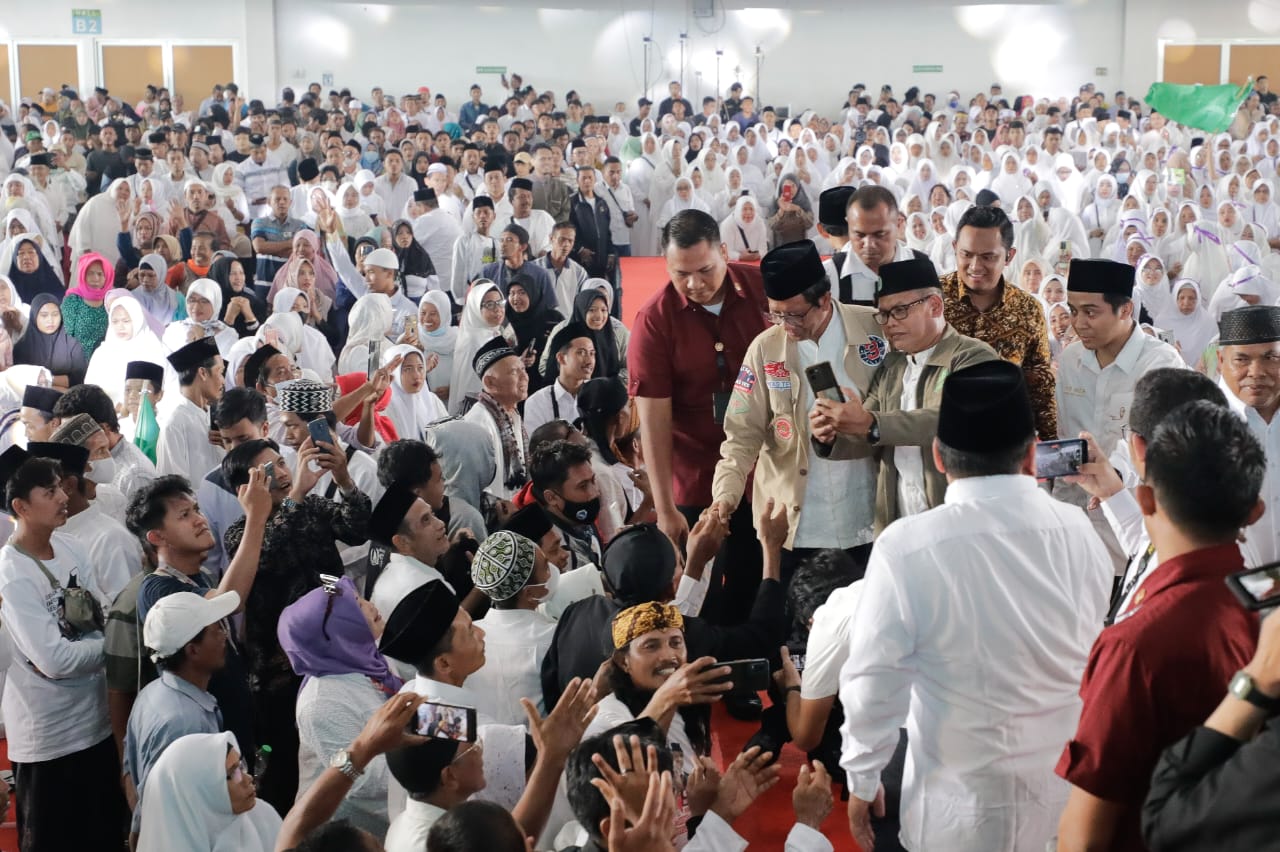 MEMBELUDAK: Mahfud MD berjabat tangan dengan masyarakat saat menghadiri istighosah dan deklarasi dukungan relawan di Jatim Internasional Expo, Surabaya, Jawa Timur, Sabtu (13/1/2024).
