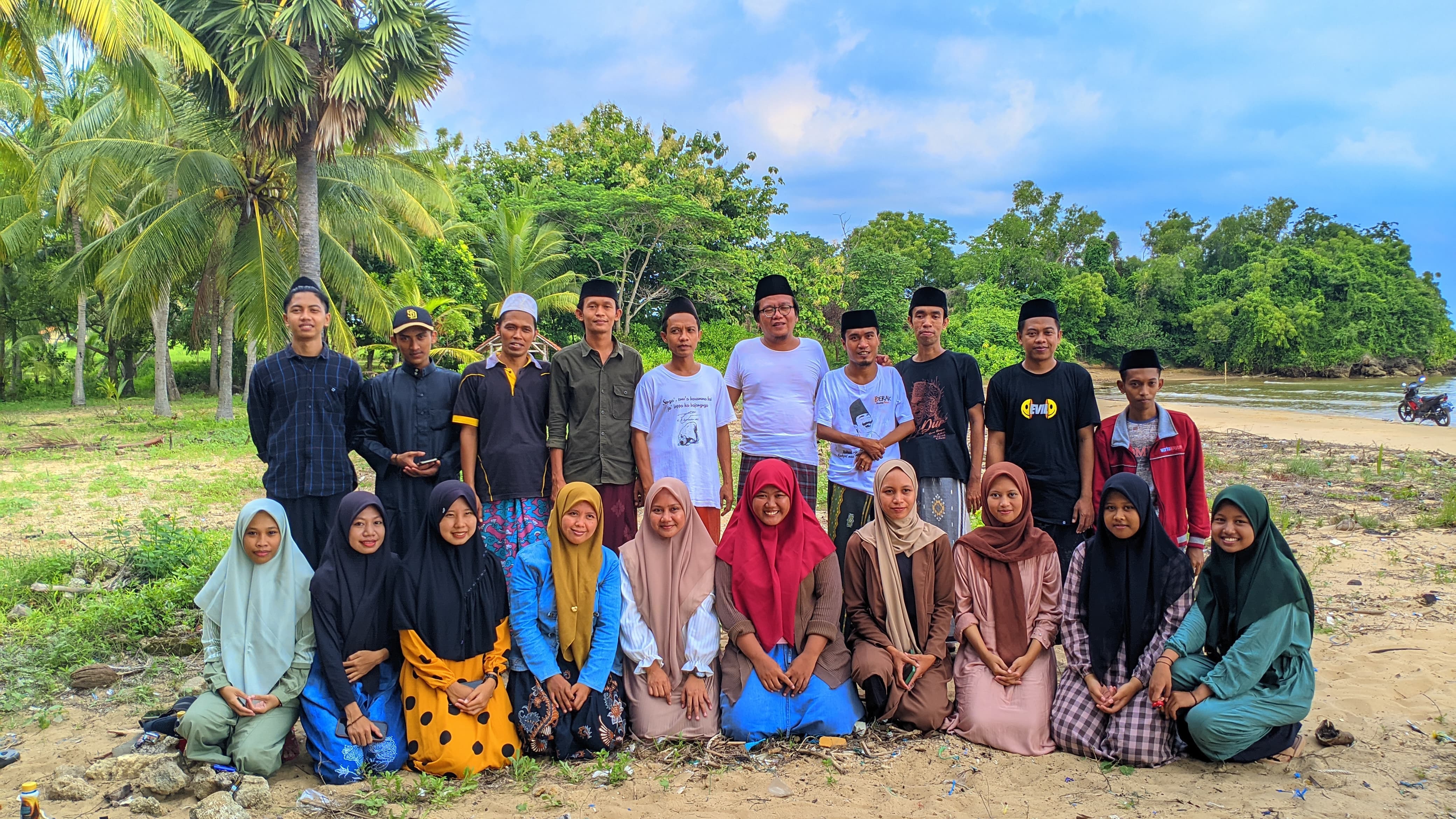GUYUB: Anggota berfoto bersama dalam tasyakuran Hari Jadi Ke-1 Komunitas Damar Korong di Pantai Bintaro, Kecamatan Gapura, Sumenep, Sabtu (13/1). (KOMUNITAS DAMAR KORONG UNTUK JPRM)