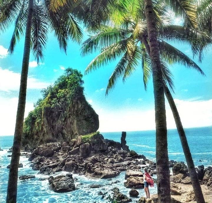 Pantai Karang Agung, tempat wisata yang masih alami dan eksotis di Kebumen. (@wisatasemarang untuk RadarMadura.id)