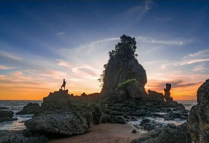 Pesona Alam dan Batu Karang Raksasa di Pantai Karang Agung Kebumen (@kebumen_asik untuk RadarMadura.id)