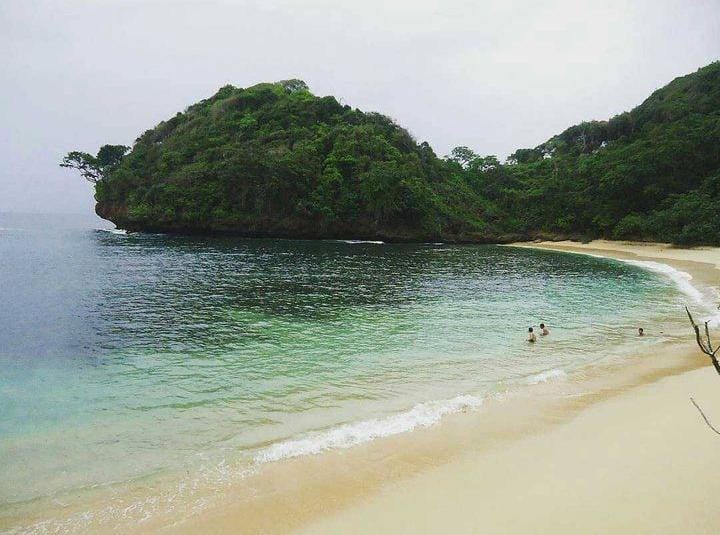 Pantai Mbehi, Tempat Wisata di Malang yang Masih Alami dan Jarang Diketahui (@yoiki_malang untuk RadarMadura.id)