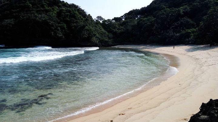 Pantai Mbehi Destinasi Wisata Pantai yang Masih Perawan dan Tersembunyi di Malang (@adegondent untuk RadarMadura.id)