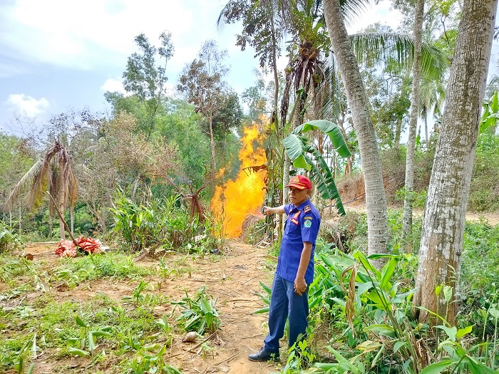 BUTUH PENANGANAN: Petugas damkar sedang menunjuk lokasi semburan api dari sumur bor Desa/Kecamatan Kadur, Pamekasan, Kamis (11/1). (LAILIYATUN NURIYAH/JPRM)