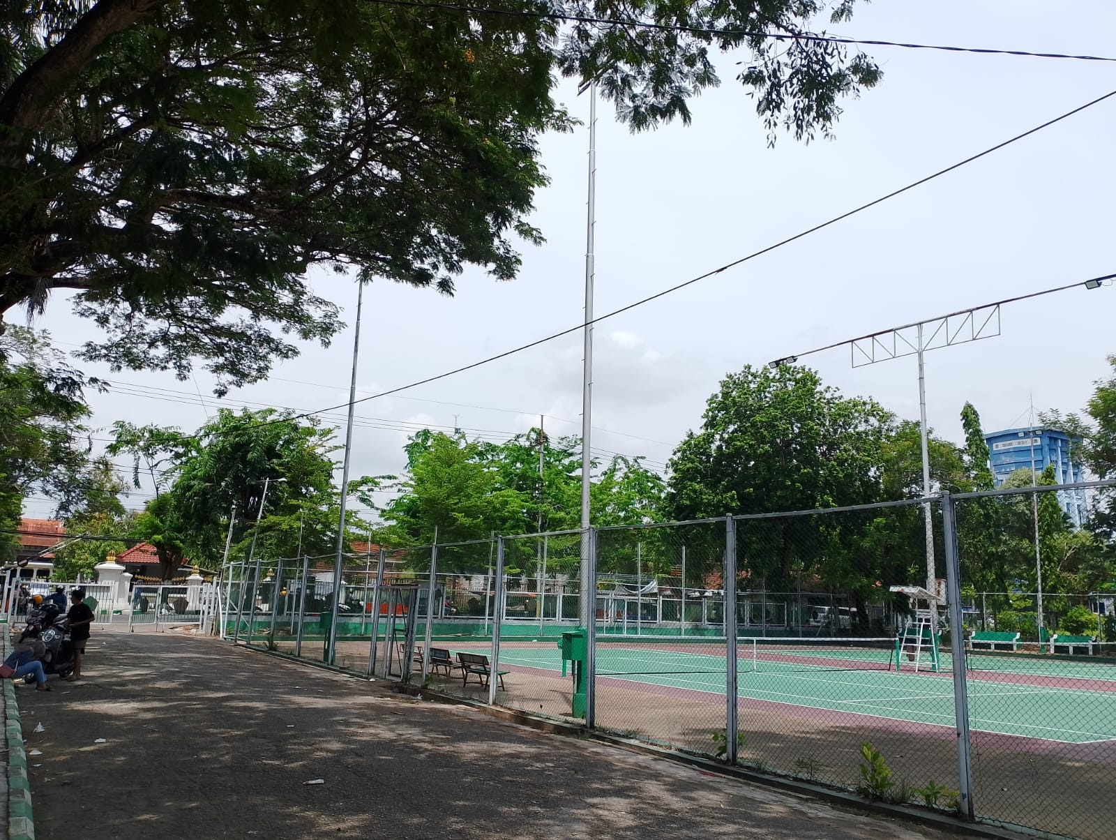 TARGET PAD: Beberapa pemuda berada di sebelah barat lapangan tenis Arek Lancor Pamekasan Minggu (14/1). (UBAIDILLAHIR RAIE/JPRM)