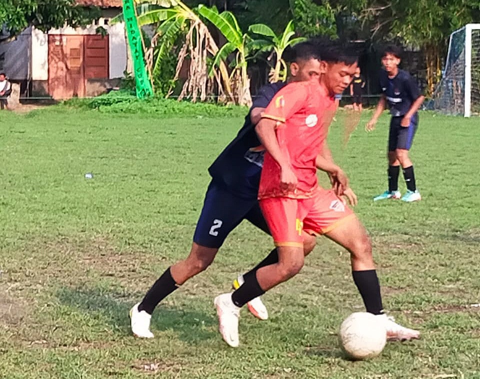 PERSESA YAKIN: Pemain Pantura FC berusaha merebut bola dari pemain Putra Pahlawan pada laga final Trunojoyo Cup 2023, Sabtu (13/1). (EDI PURNAWAN UNTUK JPRM)