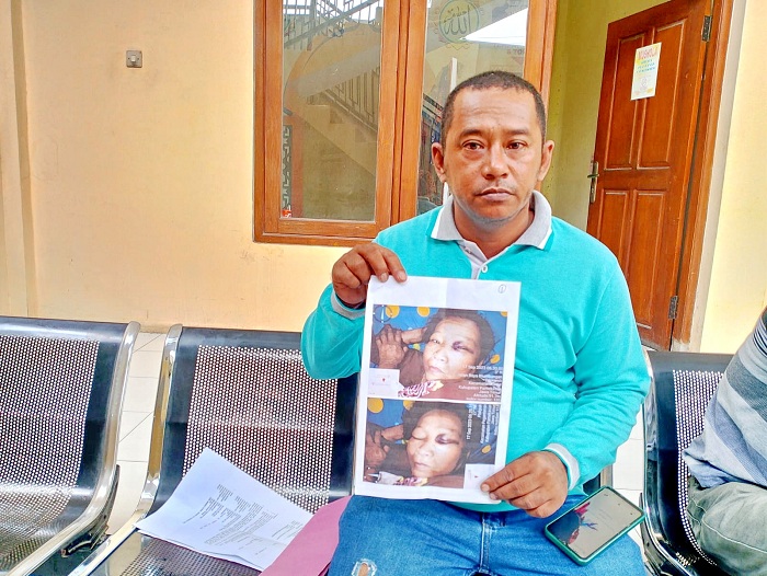 KESAL: Putra dari Suliha, Ahmad Sunardi, mendatangi Satreskrim Polres Pamekasan Senin (15/1). (UBAIDILLAHIR RA&rsquo;IE/JPRM)