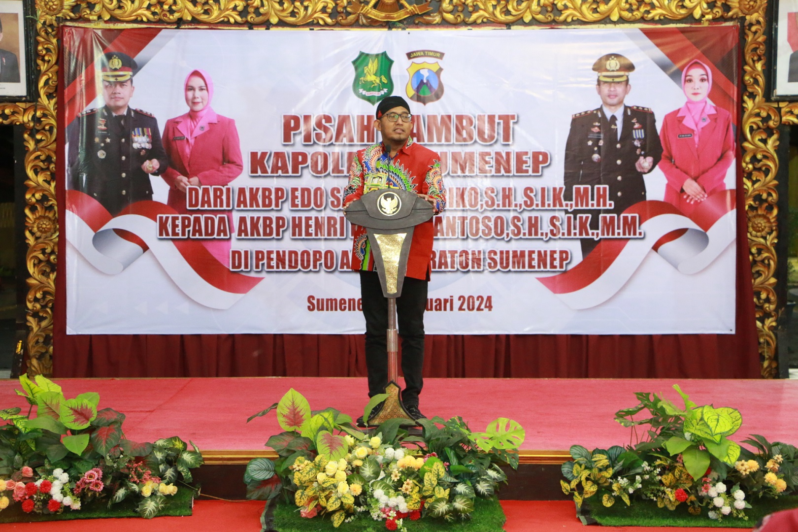 BERWIBAWA: Bupati Sumenep Achmad Fauzi Wongsojudo menyampaikan sambutan dalam acara pisah sambut Kapolres Sumenep di Pendopo Agung Keraton pada Kamis (11/1) malam. (PROKOPIM SUMENEP UNTUK JPRM)