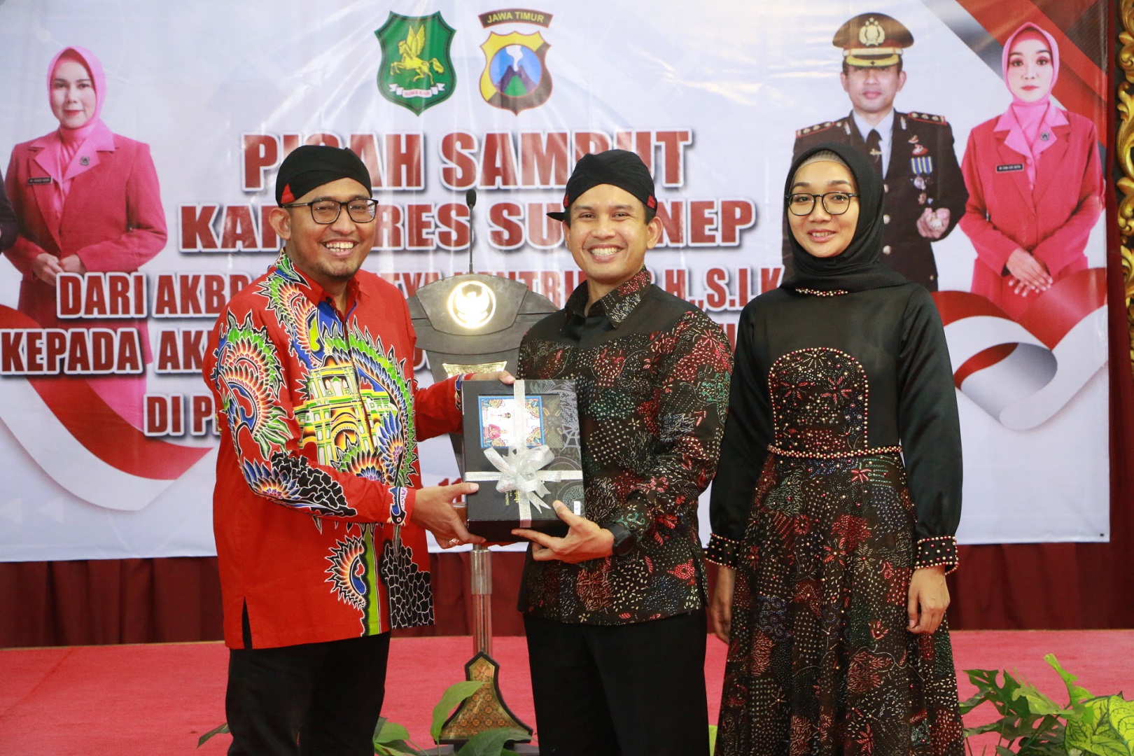 MOMEN BERHARGA: Bupati Sumenep (kiri) memberikan tali asih kepada mantan Kapolres Sumenep (tengah) pada malam pisah sambut Kapolres Sumenep pada Kamis (11/1) malam. (PROKOPIM SUMENEP UNTUK JPRM)