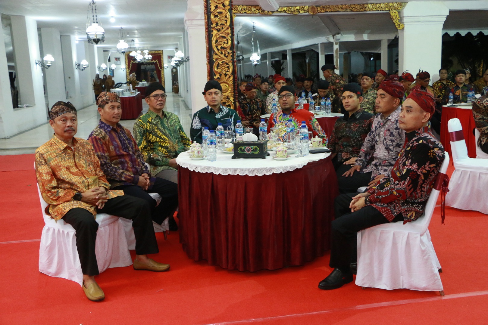 SATU MEJA: Bupati Sumenep (batik merah) duduk bersama Kapolres Sumenep (empat dari kiri), mantan Kapolres Sumenep (tiga dari kanan) dan jajaran forkopimda pada Kamis (11/1). (PROKOPIM UNTUK JPRM)