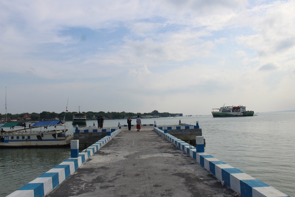 BELUM BEROPERASI: Warga sedang beraktivitas di pelabuhan wisata sisi Kalianget yang keberadaannya belum dioperasikan. (MOH. IQBAL/JPRM)