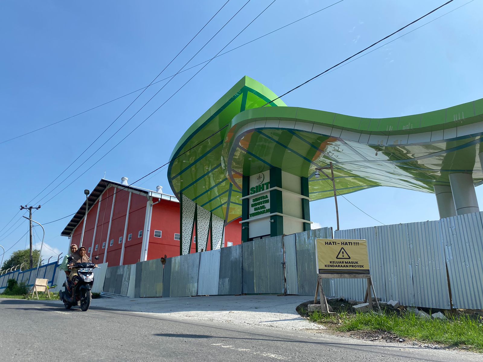 ENAM PR SIAP GABUNG: Megaproyek sentra industri hasil tembakau (SIHT) di Desa Gugul, Kecamatan Tlanakan, menunggu dioperasikan, Rabu (10/1). (MOH. JUNAIDI/JPRM)