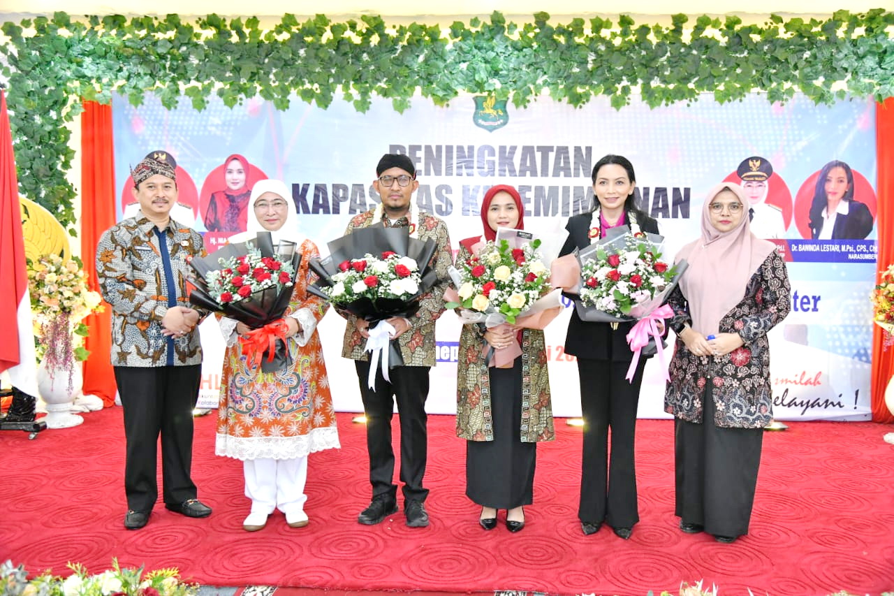 TOP: Plt Kepala BKPSDM Sumenep, Wabup Sumenep, Bupati Sumenep, Ketua Perwosi Sumenep, Bawinda Lestari, dan Asih Wulandari pada acara peningkatan kapasitas kepemimpinan di Islamic Center Bindara Saod