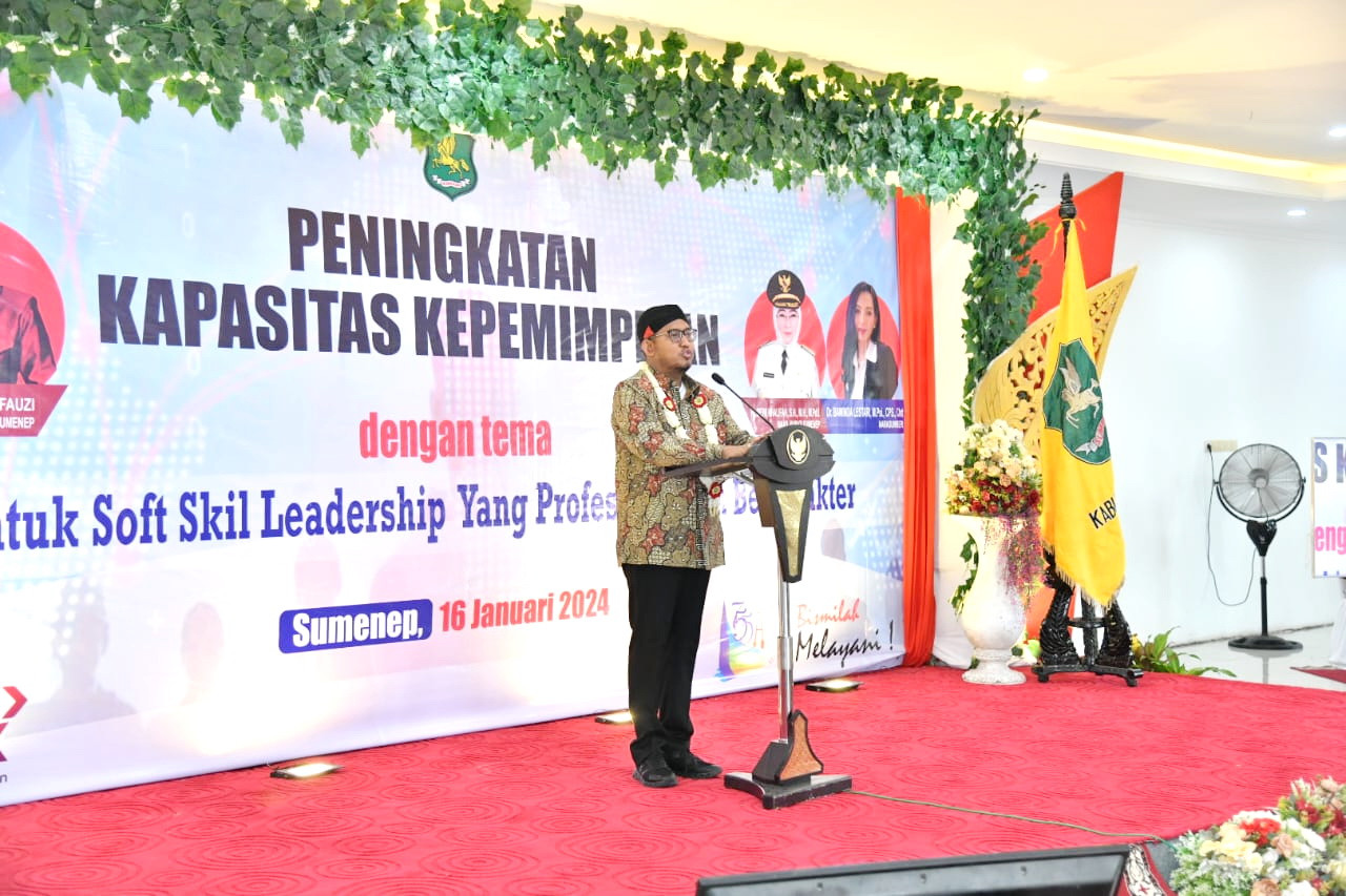 BERWIBAWA: Bupati Sumenep Achmad Fauzi Wongsojudo menyampaikan sambutan dalam kegiatan peningkatan kapasitas kepemimpinan di Islamic Center Bindara Saod Sumenep, Selasa (16/1)
