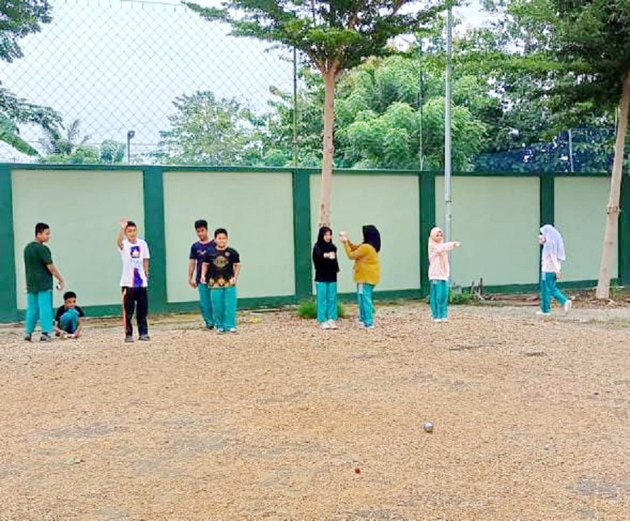GIAT: Atlet FOPI Pamekasan sedang berlatih untuk persiapan mengikuti popda di lapangan rumah sakit umum lama Pamekasan di Jalan Kesehatan, Sabtu (13/1). (UBAIDILLAHIR RAIE/JPRM)