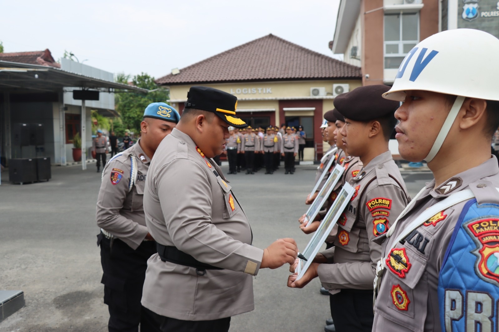 DIPECAT: Polisi membawa foto tiga anggota Polres Pamekasan yang diberhentikan tidak dengan hormat, Senin (15/1). (HUMAS POLRES UNTUK JPRM)