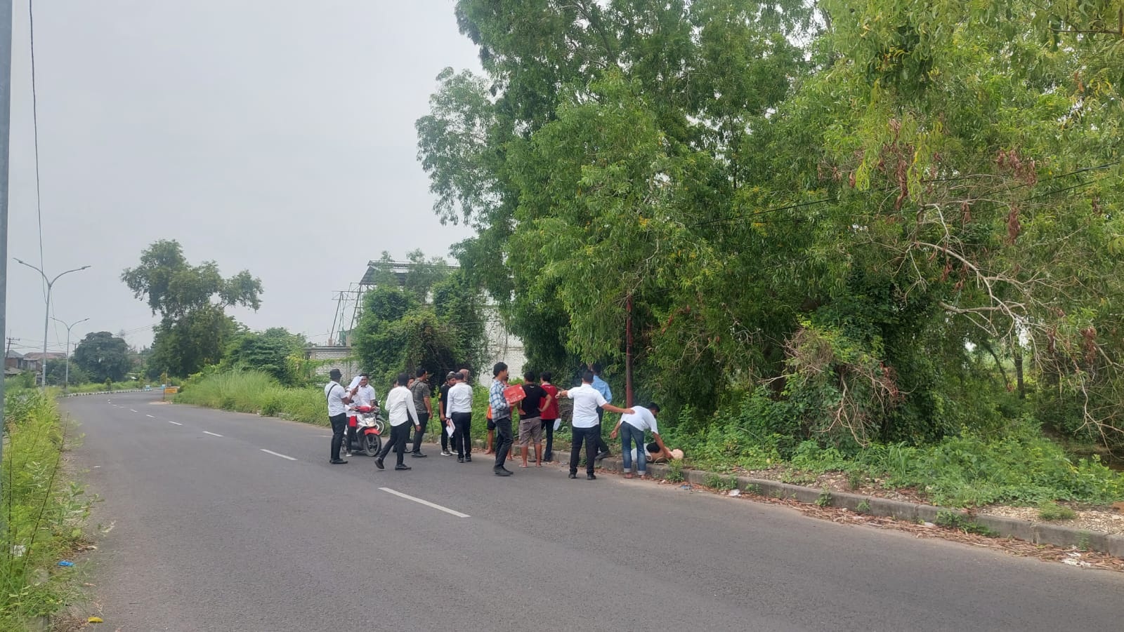 REKA ULANG: Penyidik Polres Bangkalan dan kejari melakukan rekonstruksi di TKP pembunuhan siswa SMK Pelayaran&nbsp;Brajaguna&nbsp; di Jalan Kinibalu, Desa Bilaporah, Kecamatan Socah,&nbsp;Senin (15/1).