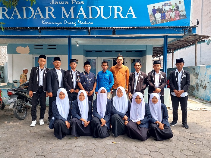 CERAH: OSIS SMK Al-Waritsin berfoto bersama Wakabiro JPRM Pamekasan Moh. Ali Muhsin didampingi Divisi Iklan Faidul Qadar, dan Pembina OSIS SMK Al-Waritsin Pamekasan Mashuri di halaman kantor JPRM.