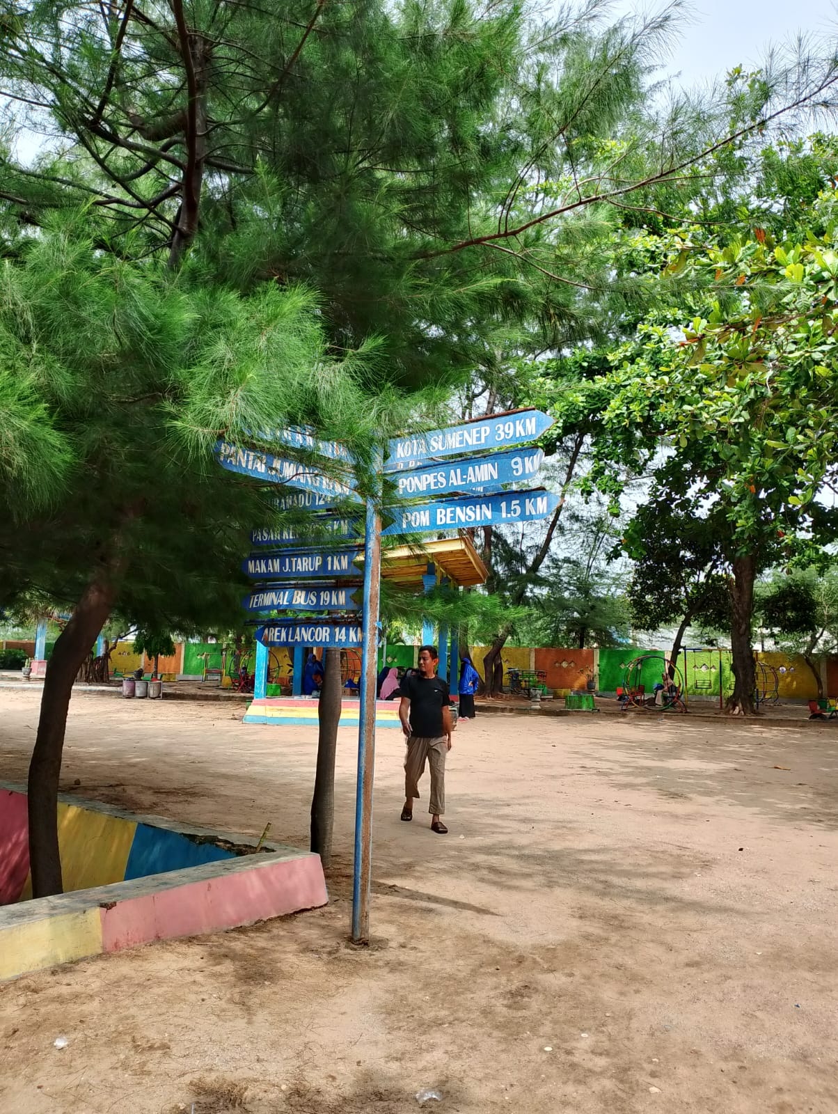 BERLIBUR: Pengunjung berada di area Pantai Talang Siring, Desa Montok, Kecamatan Larangan, Pamekasan, Minggu (14/1). (UBAIDILLAHIR RA&rsquo;IE/JPRM)