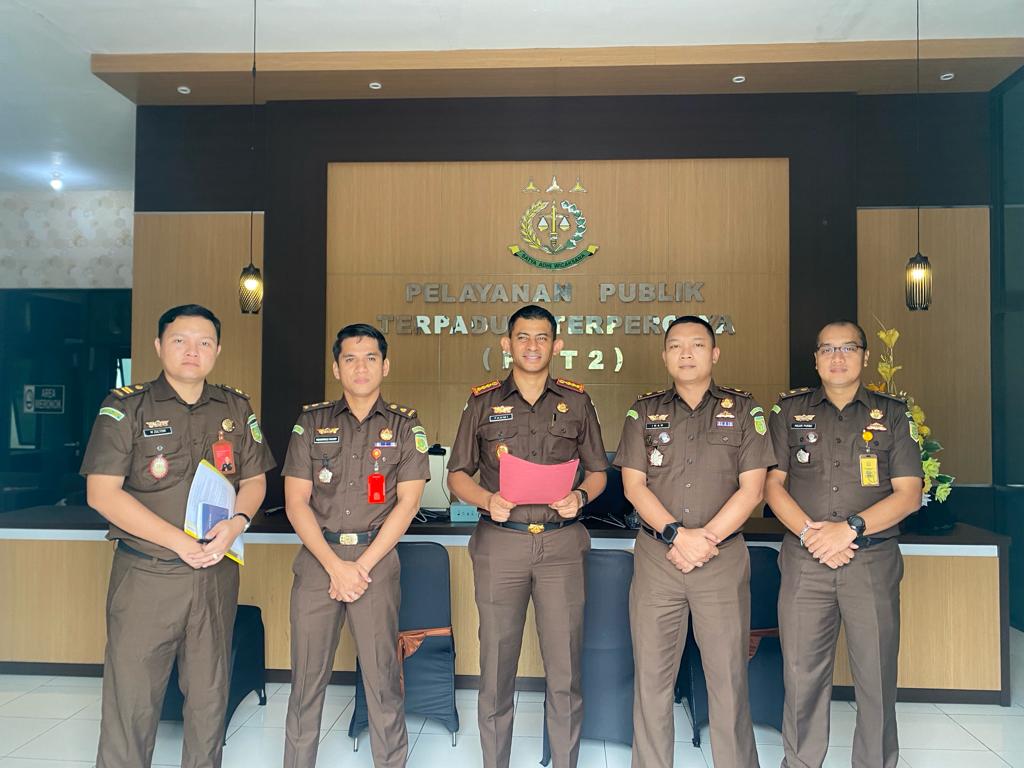 PENEGAKAN HUKUM: Kajari Bangkalan Fahmi menyampaikan keterangan penanganan kasus dugaan tipikor dengan didampingi pejabat struktural di lembaganya, Senin (15/1). (JUPRI/JPRM)
