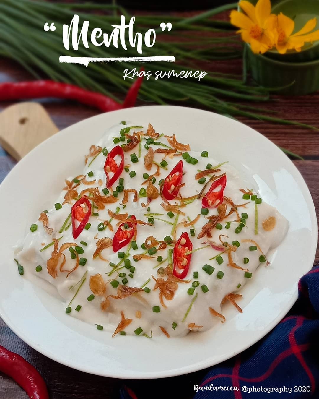 Kue mento khas Sumenep dengan sajian kuah santan