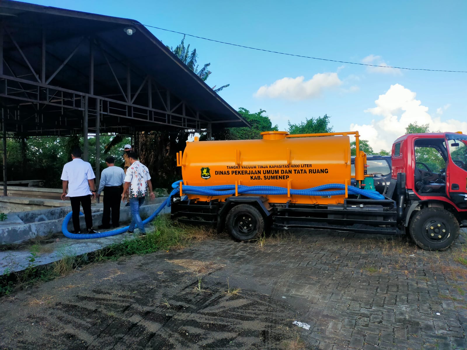 PROGRAM PEMERINTAH: Tim dari Dinas PUTR Sumenep melakukan pemantauan ke UPT IPLT yang berlokasi di Desa Lalangon, Kecamatan Manding, pada 2023 lalu. (PUTR SUMENEP UNTUK JPRM)