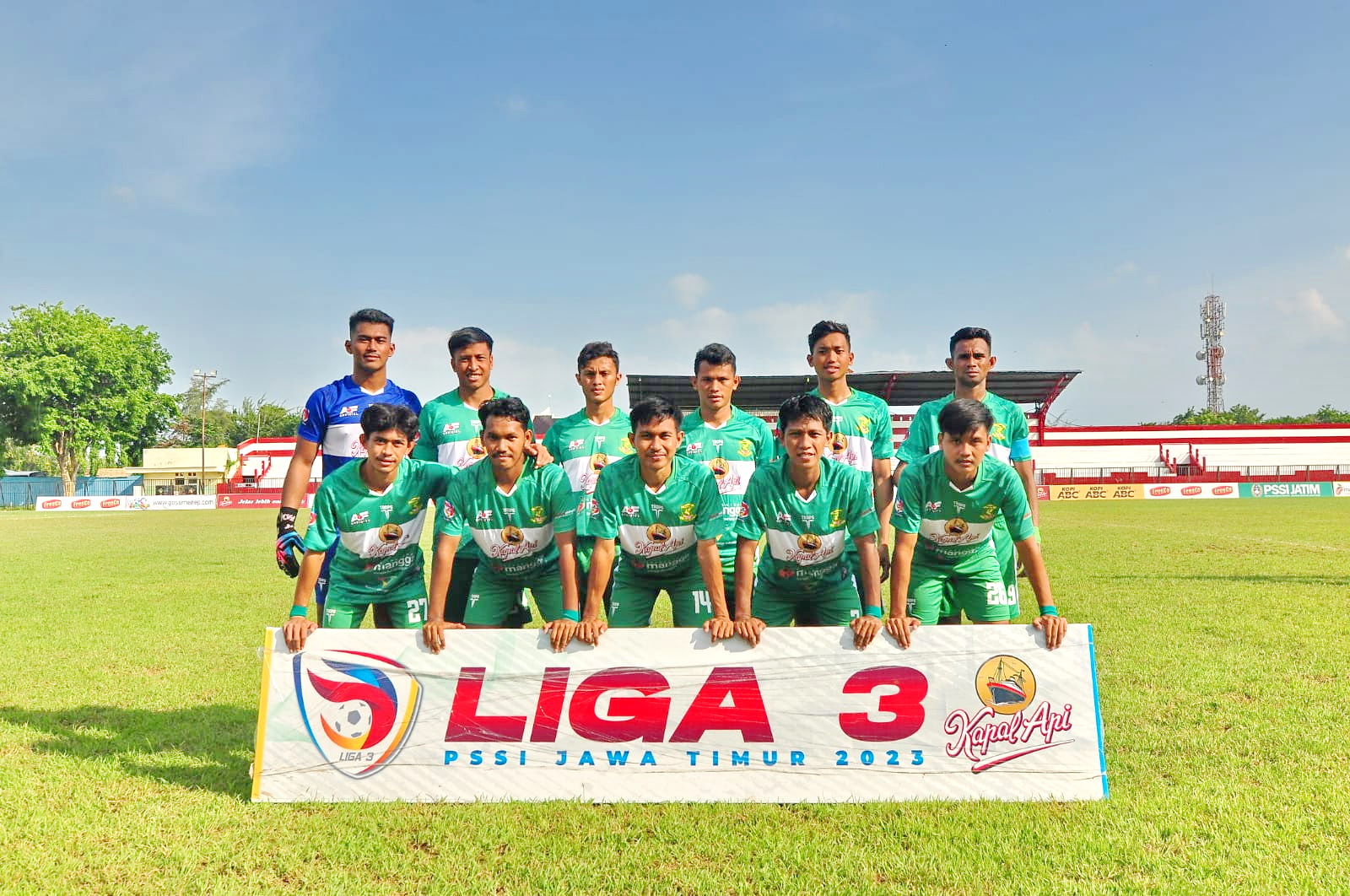 BERANGKAT AWAL: Pemain Perssu Madura City foto bersama sebelum bertanding melawan Persipro 1954 pada babak 28 besar Liga 3 PSSI Jatim di Stadion A. Yani Sumenep, Kamis (11/1). (PERSSU MC UNTUK JPRM)
