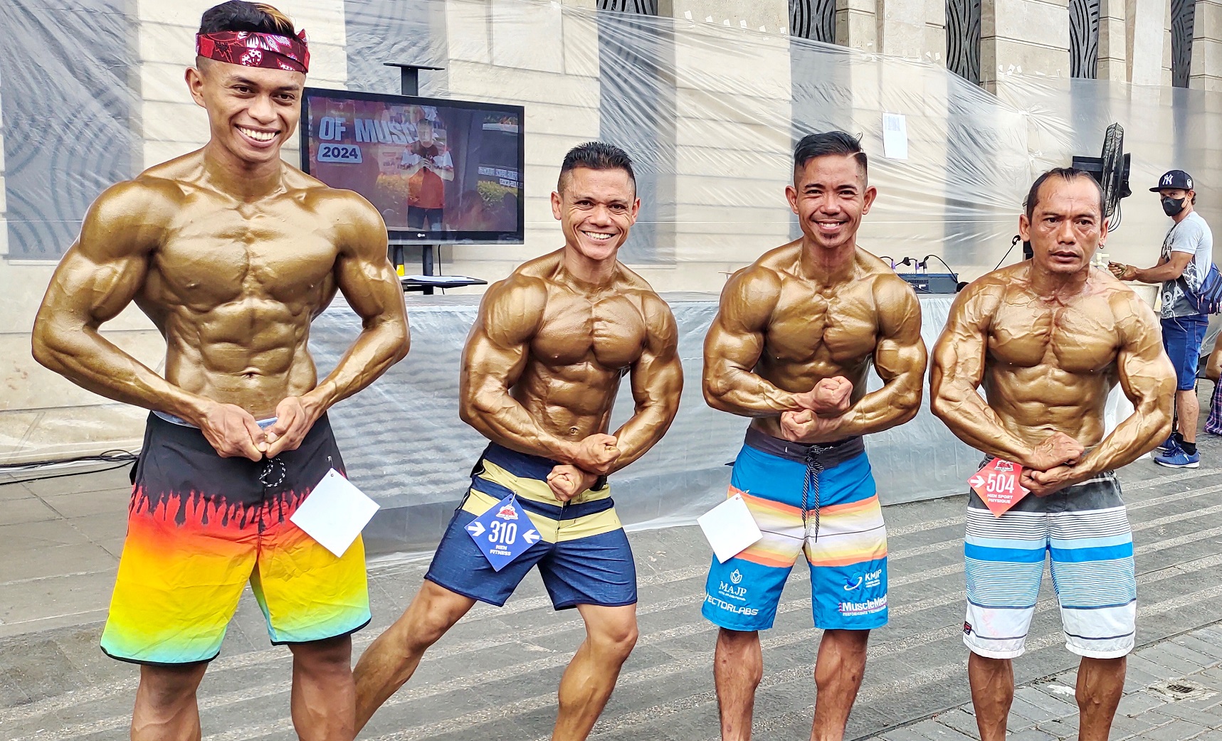 BINARAGA: Muhammad Sholihin (pakai odeng) juara lima dan Achmad Sultoni (dua dari kanan) juara tujuh dalam event body contest bertajuk Atlas Battle of Muscle 2024, Minggu (14/1). (SULTON UNTUK JPRM)