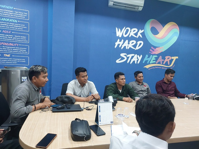 CARI SOLUSI: Aktivis Jaka Jatim menggelar audiensi bersama BRI Sampang Selasa (16/1). (MOH. HAKIM UNTUK JPRM)