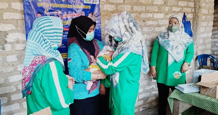 ANTISIPASI: Tim pelaksanaan Sub PIN Polio Puskesmas Kamoning melakukan imunisasi kepada anak di Posyandu Temor Sabe, Desa Pekalongan, Sampang, Selasa&nbsp;(16/1). (PUSKESMAS KAMONING UNTUK JPRM)