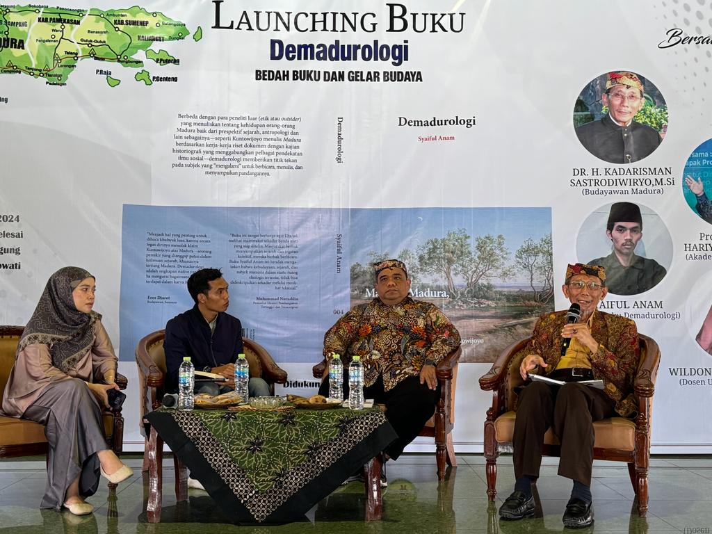 DIALOG: Dari kiri, Wildona Zuman, Syaiful Anam, Prof Erie Hariyanto, dan budayawan Madura Kadarisman Sastrodiwirjo dalam bedah buku Demadurologi di Mandhapa Agung Ronggosukowati Pamekasan.