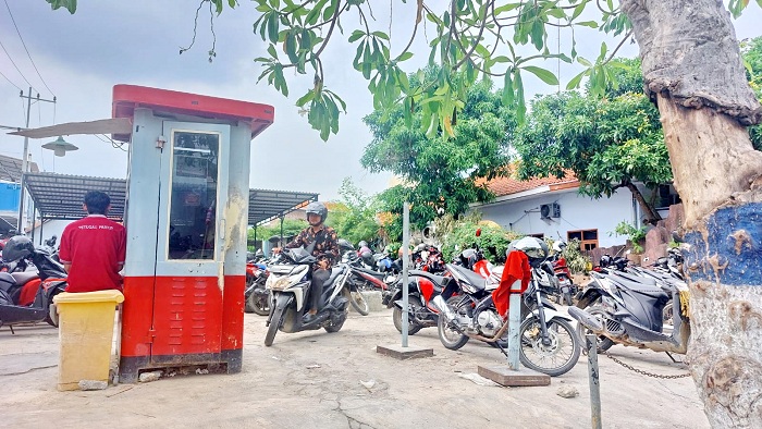 WAJIB PAJAK: Pengendara saat hendak keluar dari area parkir milik RSUD Mohammad Zyn, Sampang, Senin (15/1). (JUNAIDI PONDIYANTO/JPRM)