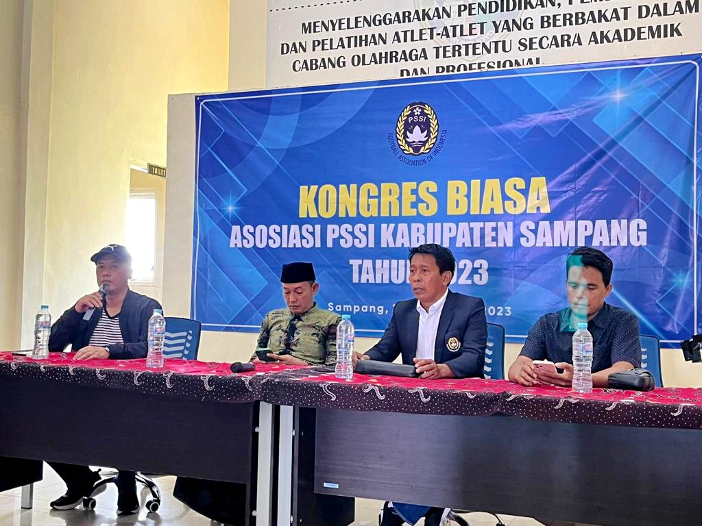 TUNGGU ASPROV: Dari kiri, Ketua KONI Sampang, Wabup Sampang, anggota Exco PSSI Jatim, Ketua Askab PSSI Sampang dalam kongres yang digelar pada 27 November 2023. (DOK JPRM)