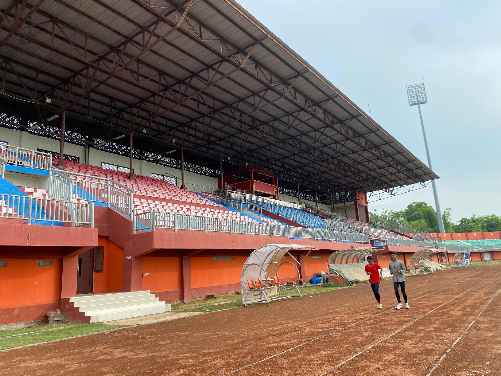 RENOVASI: Dua atlet berlari di lintasan Stadion Gelora Madura Ratu Pamelingan (SGMRP) Pamekasan Selasa (16/1). (MOH. JUNAIDI/JPRM)