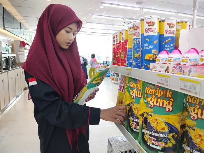 MEMILIH: Seorang remaja mengecek produk UMKM di salah satu toko modern di Jalan Jokotole, Kelurahan Barurambat Kota, Kecamatan Kota Pamekasan, Rabu (17/1). (LAILIYATUN NURIYAH/JPRM)