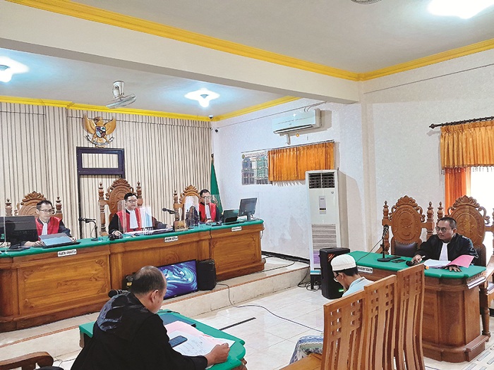 TERJERAT HUKUM: Terdakwa kasus pembunuhan gadis Prancak Karimullah (peci putih) mengikuti sidang lanjutan di PN Sumenep Senin (15/1). (MOH. BUSRI/JPRM)