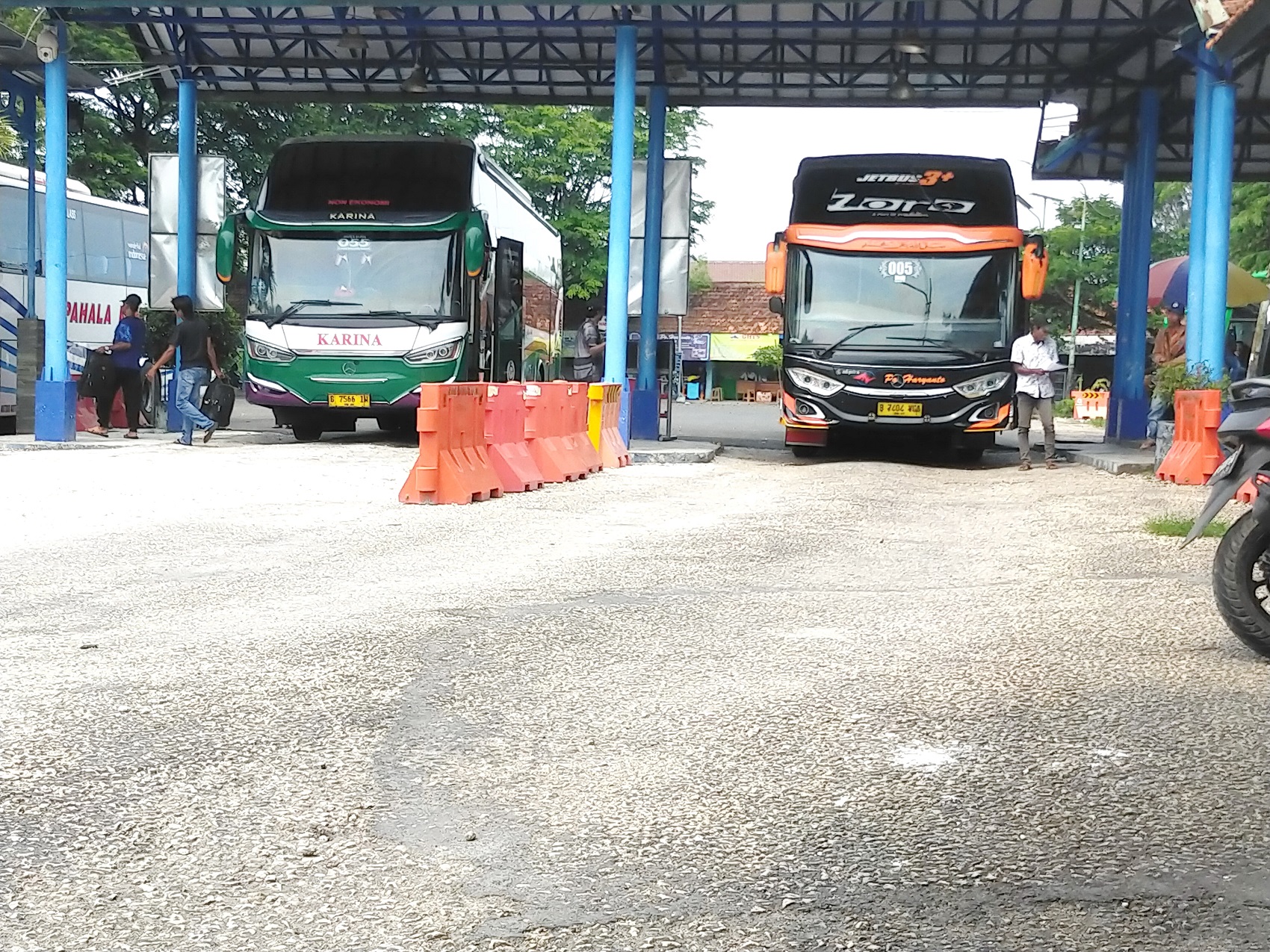 RUTE TERAKHIR TRANS JATIM: Kondektur bus di Terminal Bangkalan menunggu penumpang Selasa (16/1). Pemkab Bangkalan menyiapkan empat halte guna menunjang pelaksanaan program tersebut. (VIVIN AH/JPRM)