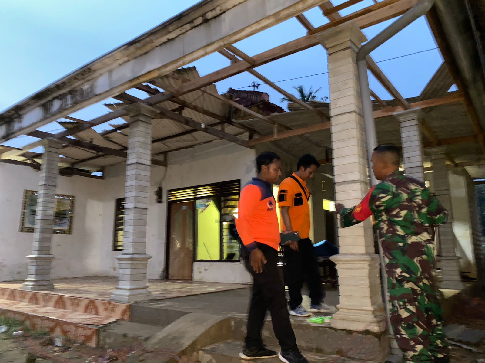 PORAK PORANDA: Rumah warga rusak parah akibat diterjang puting beliung di Palengaan, Pamekasan pada Selasa (16/1).