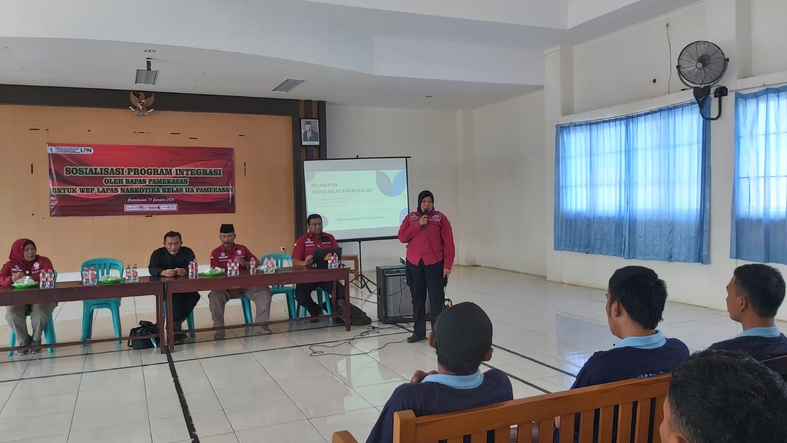 SOSIALISASI: Kepala Bapas Pamekasan Siti Sunarya menyampaikan sosialisasi di lapas.