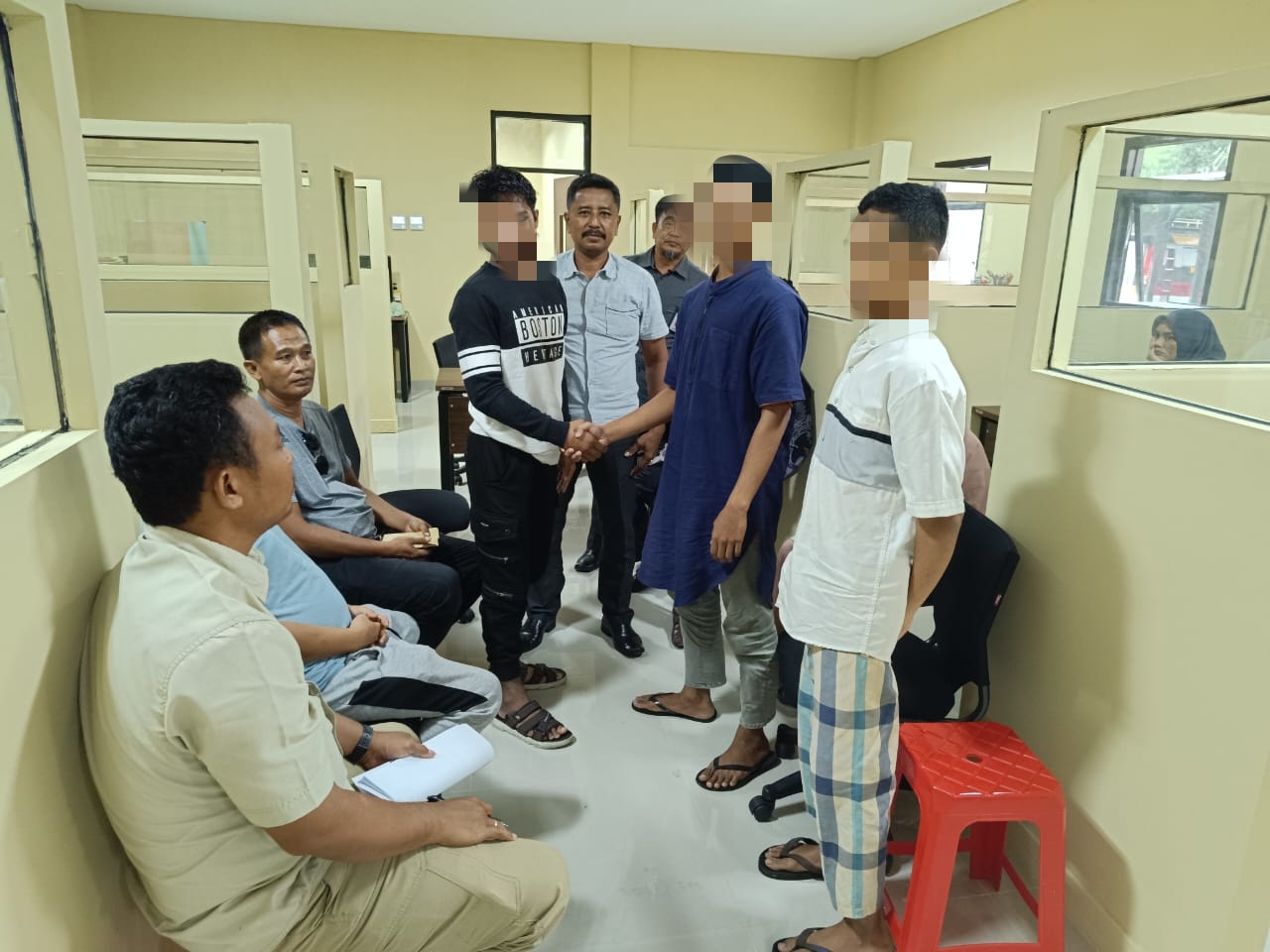 SEPAKAT: Proses diversi untuk mencapai kesepakatan perkara anak berkonflik dengan hukum (ABH) di Polres Sumenep pada Selasa (16/1).