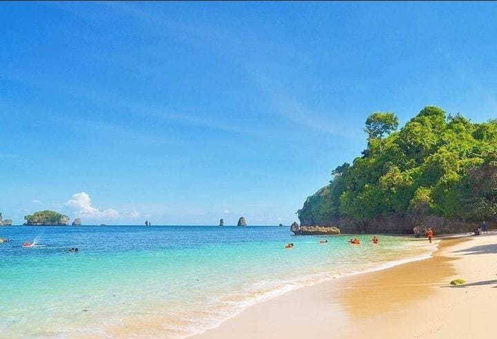 Pantai Tiga Warna merupakan salah satu destinasi wisata pantai di Malang (@pantaitigawarna untuk RadarMadura.id)