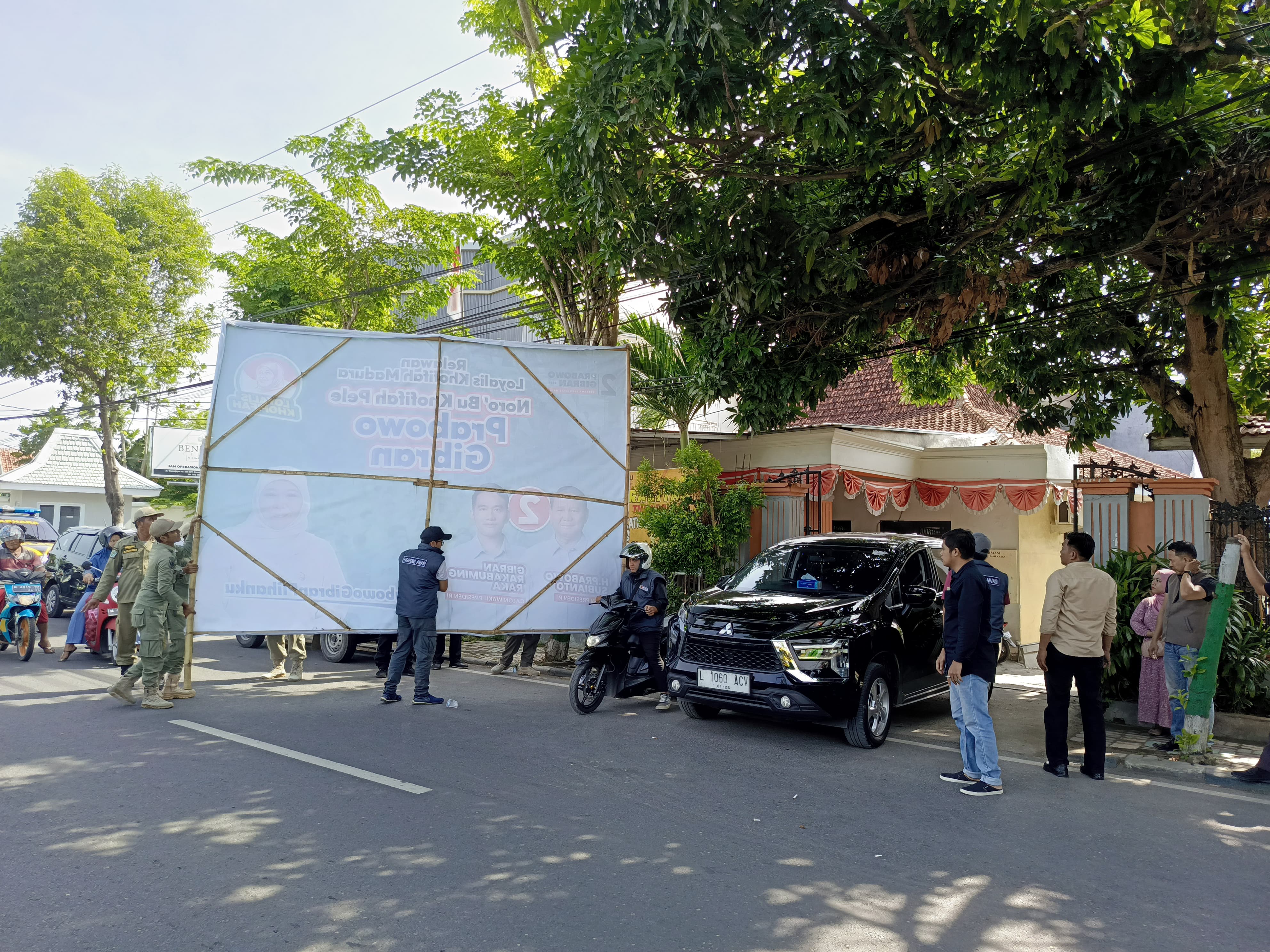MELANGGAR: Satpol PP Pamekasan melakukan penertiban SPK di depan kantor Bawaslu Pamekasan, Jalan Trunojoyo, Rabu (17/1). (FAISAL UNTUK JPRM)