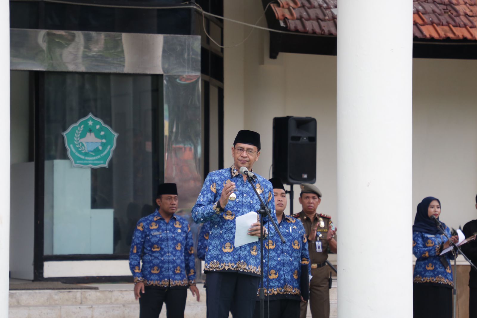 RUTIN: Pj Bupati Pamekasan Masrukin memimpin apel pagi, Rabu (17/1). (PROKOPIM PAMEKASAN UNTUK JPRM)