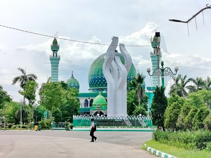 SANTAI: Seorang siswa SMP berada di sekitar Monumen Arek Lancor, Kamis (18/1). (LAILIYATUN NURIYAH/JPRM)