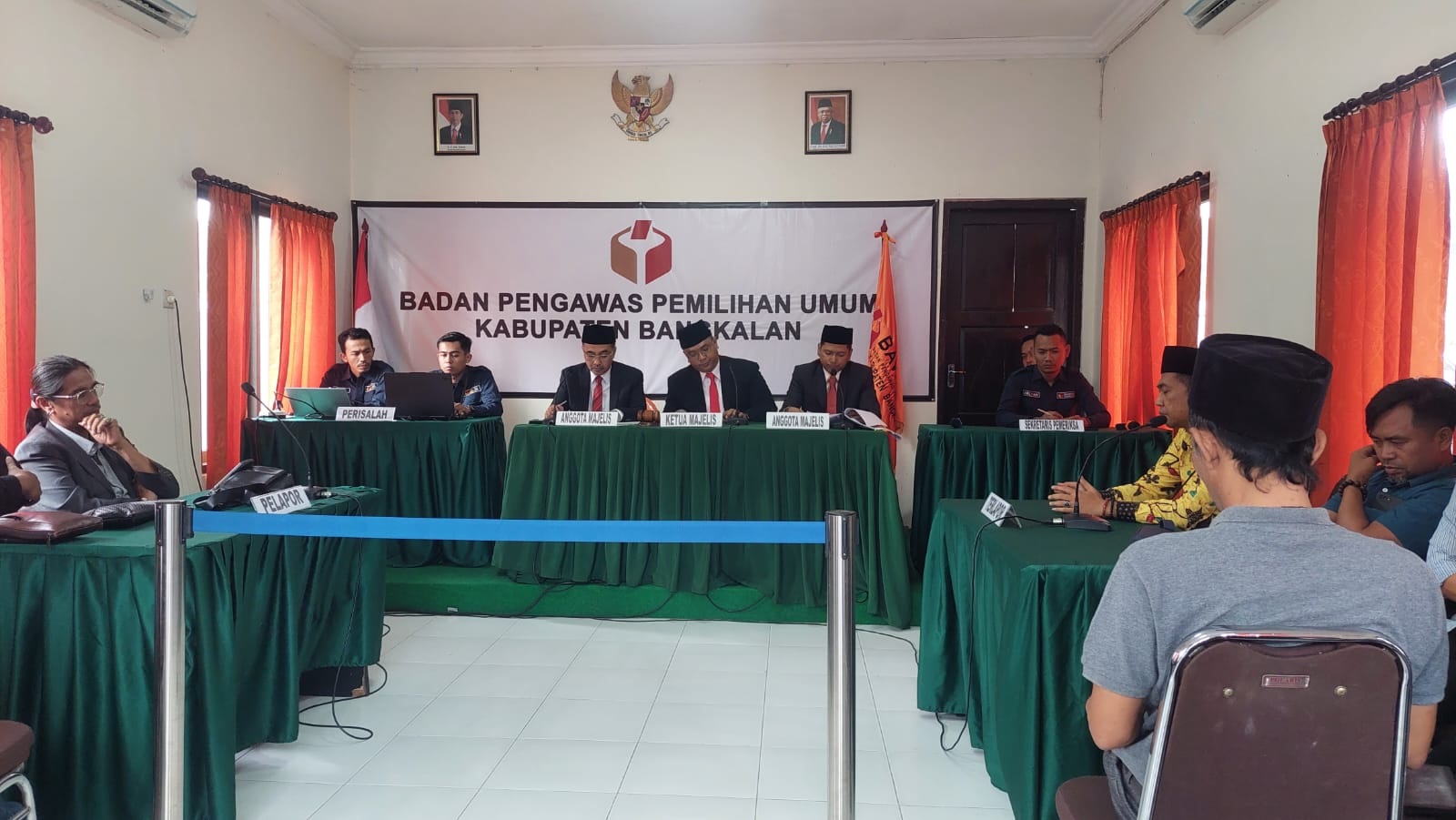 SERIUS: Ketua Bawaslu Bangkalan Ahmad Mustain Saleh mengetok palu sidang putusan pelanggaran administrasi, Kamis (18/1). (ZEINAL ABIDIN/JPRM)