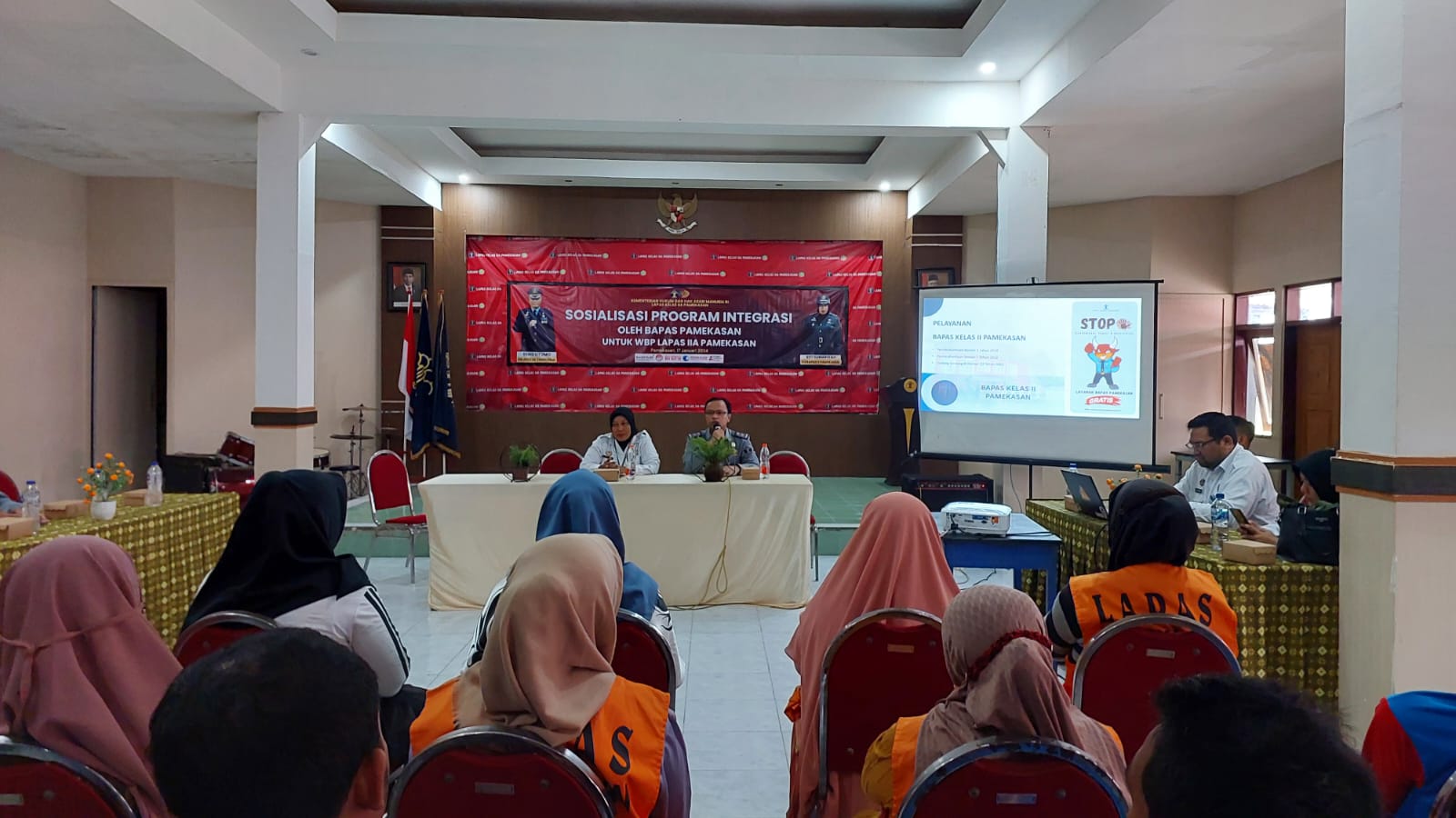NYIMAK: Bapas Kelas II Pamekasan menggelar sosialisasi hak integrasi warga binaan di Lapas Pamekasan pada Rabu (17/1).