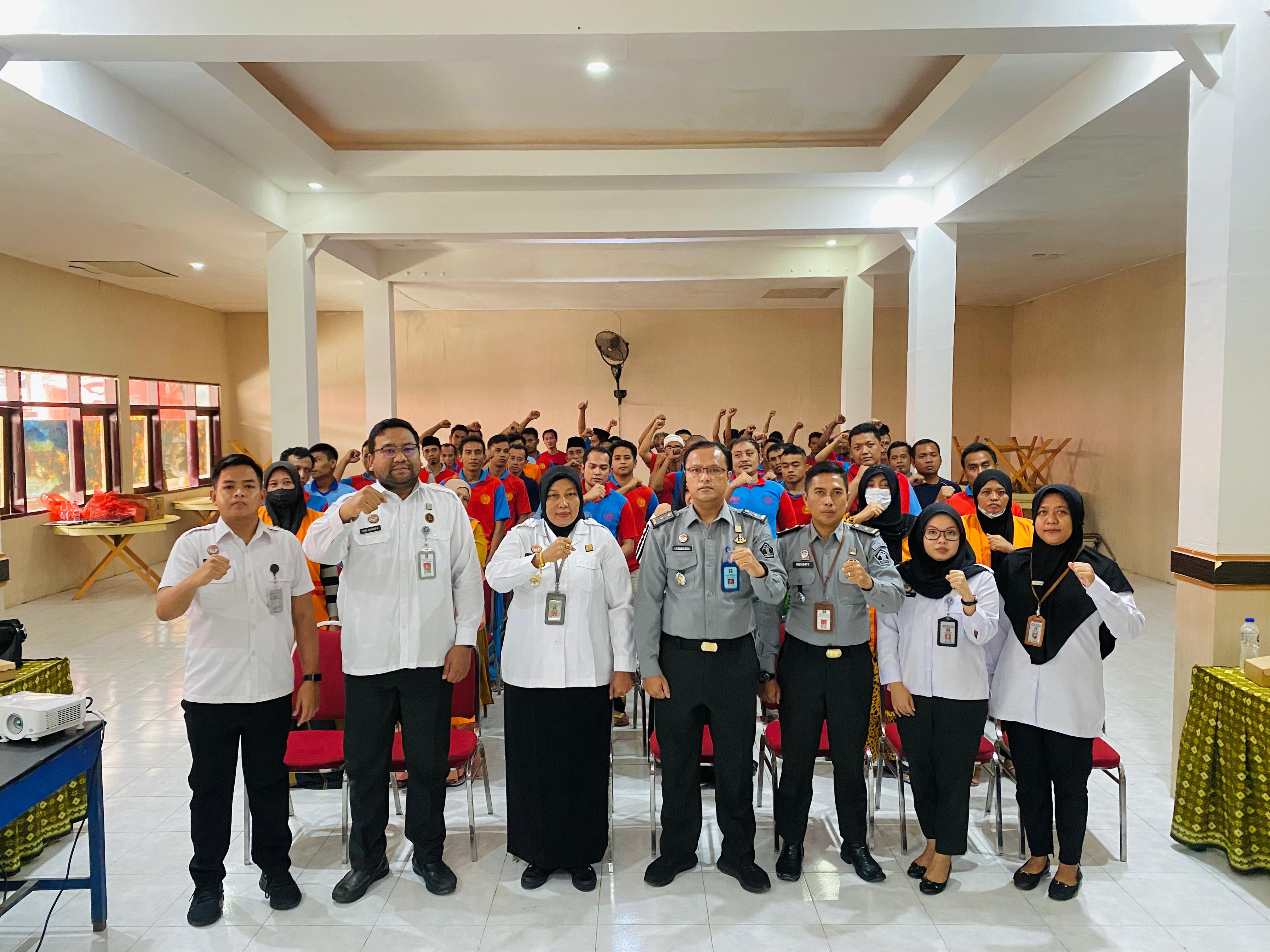 POSE: Kepala Bapas Pamekasan Siti Sunariyah bersama Binadik dan Pembimbing Kemasyarakatan foto bersama peserta warga binaan pada Rabu (17/1).